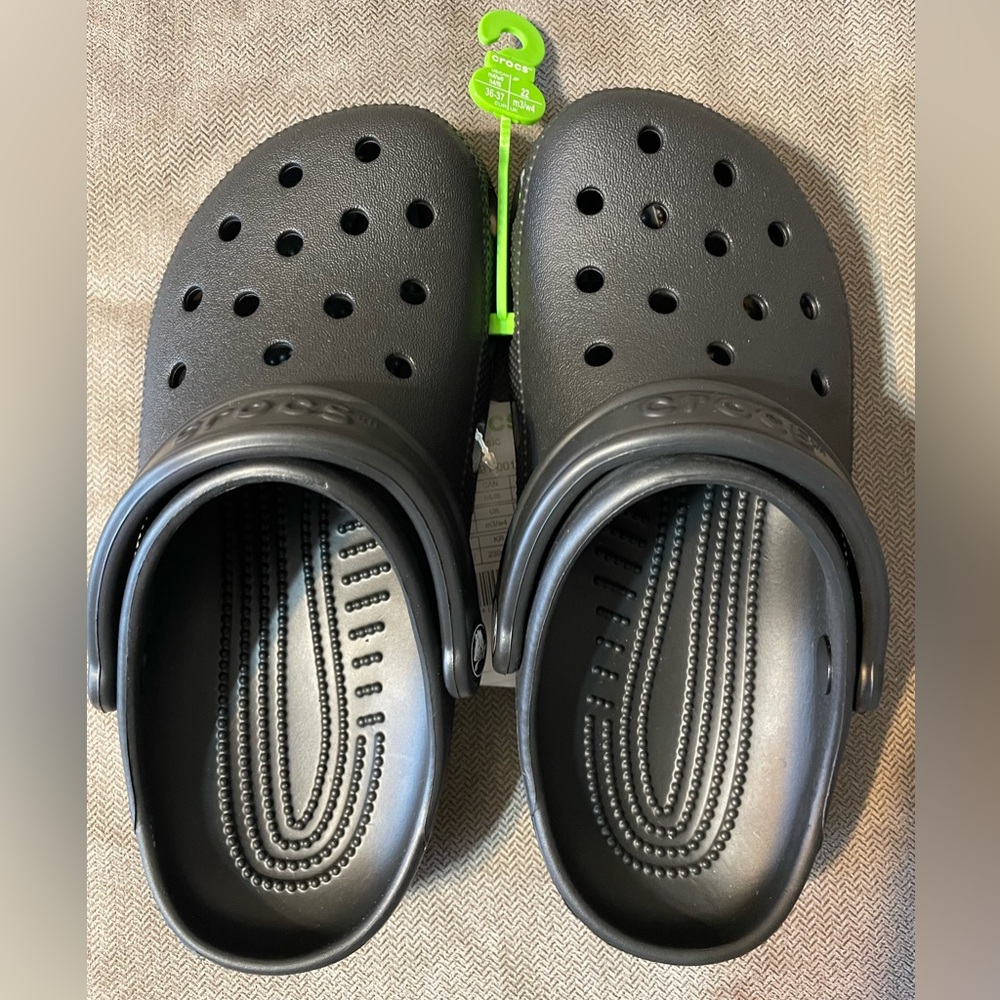 Black crocs M4/W6
